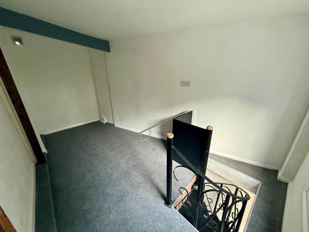 Lot: 80 - PROPERTY WITH POTENTIAL - First floor room